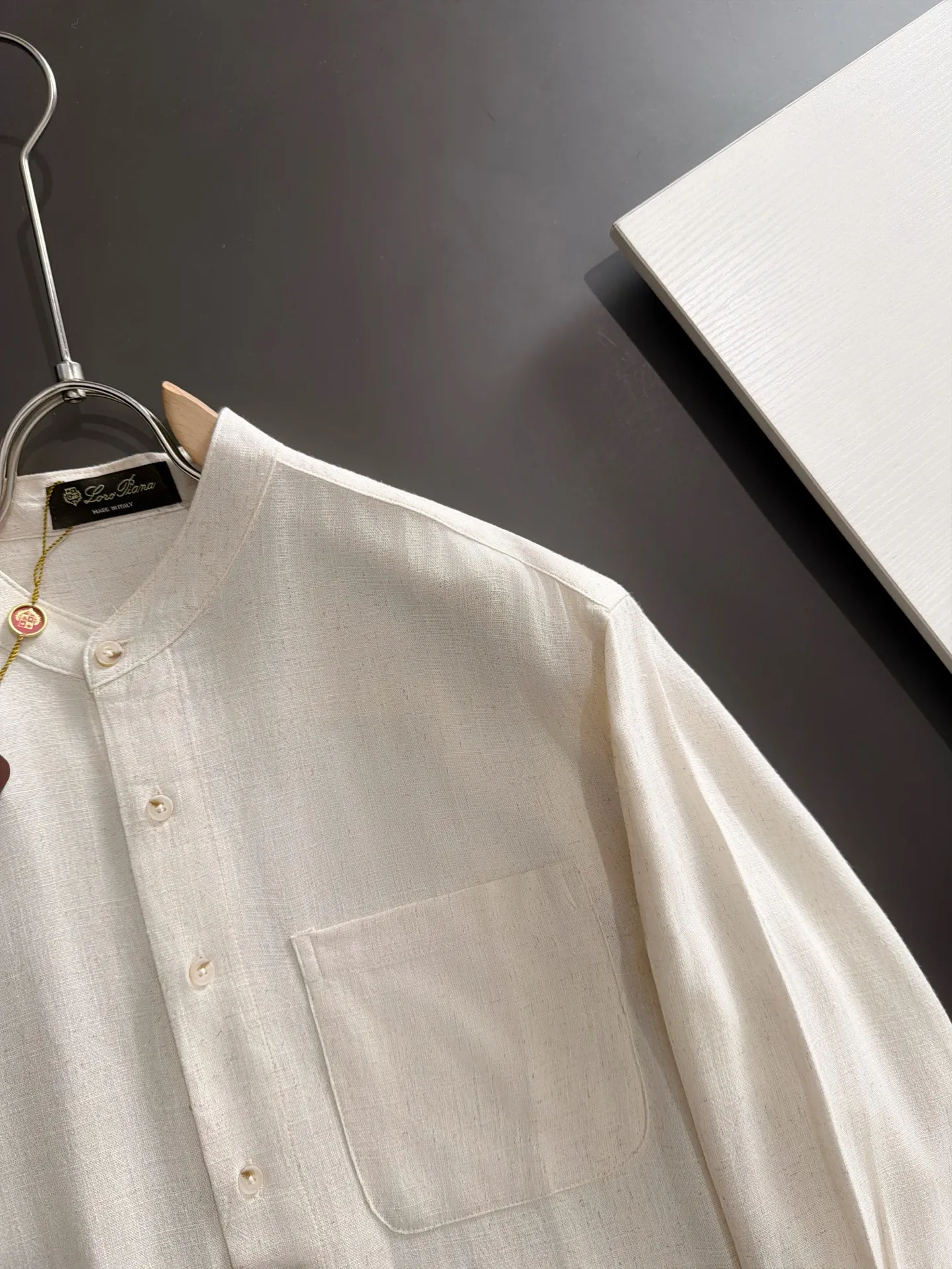 Next day shipment LP high quality Loro Piana 26ss autumn and winter New Arrival linen shirt set Made of one-on-one combed cotton yarn knitted linen fabrics, no pressure in and out of the counter Exclusive control of raw materials It feels substantial when weighed, and the upper body is more textured than ordinary T-shirts. This texture can cope with the weather easily and is suitable for both hot and cold! Loose fit design, looks noble. The only correct version is available Size: M to XXXL